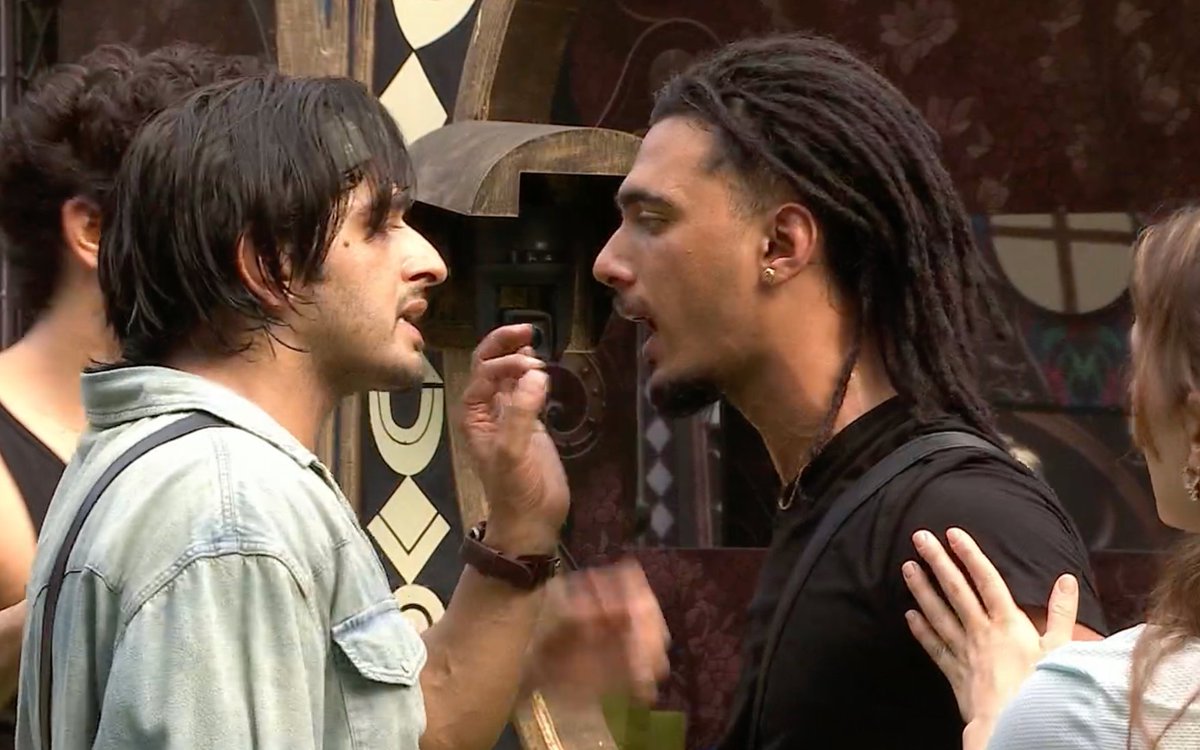 BollySpy's tweet photo. #BiggBoss20 | Whole House Vs #QaziTouqeer In The Task Today

Aap Hai Kiske Sath?
RT --> Qazi
LIKE --> WHOLE House https://t.co/WwvlCLCjNf