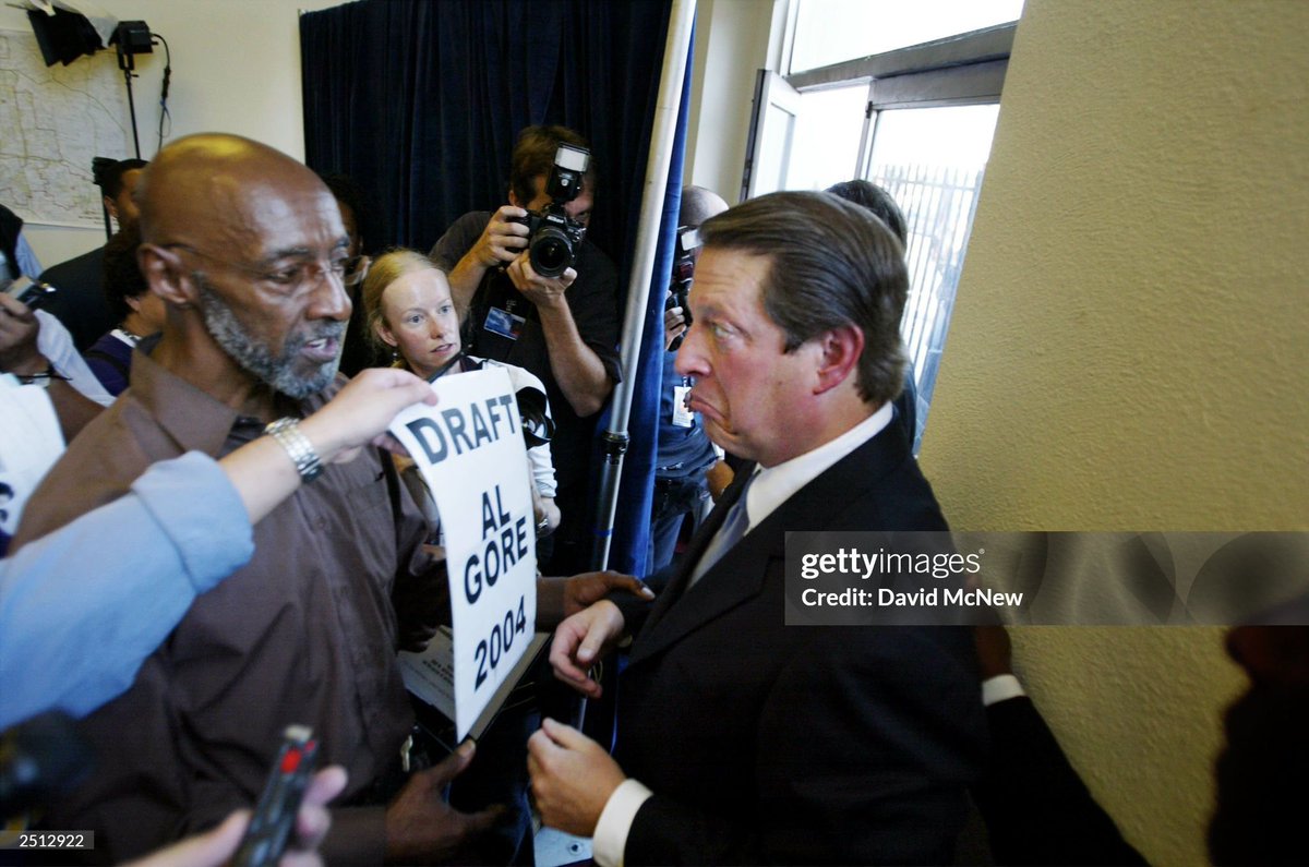 DepressedMicha1's tweet photo. find someone who looks at you the way Al Gore did to those guys who were trying to get him to run again https://t.co/HNKQVJLvuK