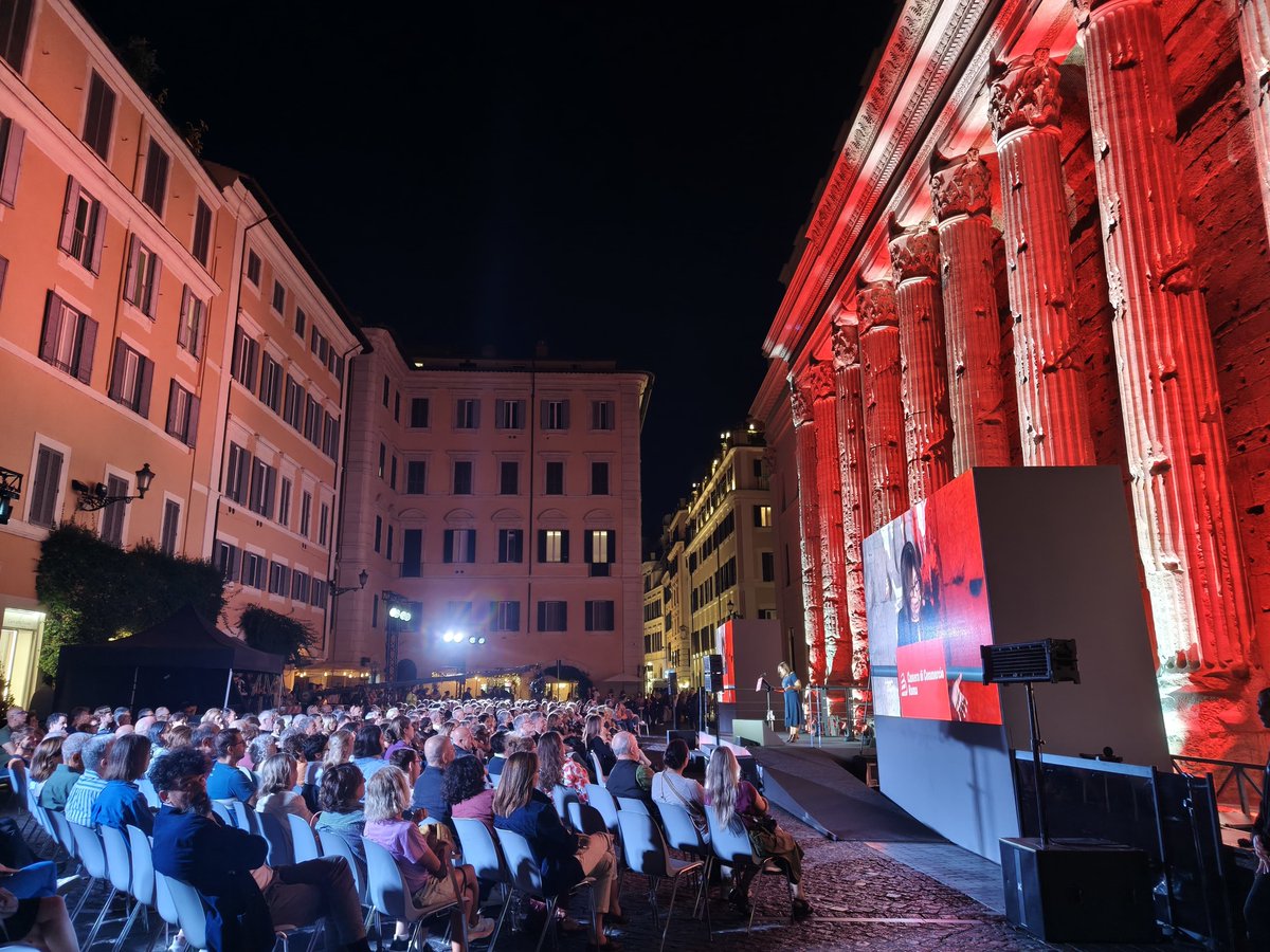 camcomroma's tweet photo. 🏛️ Anche la seconda giornata del Roma Storia Festival 2026 ha fatto registrare una grande partecipazione.

🙏🏻 Grazie agli illustri relatori Andrea Riccardi e Lisa Roscioni per averci guidato nell'analisi di due importanti avvenimenti storici: l'elezione di Papa Wojtyla e l'arrivo a Roma di Cristina di Svezia. E grazie a tutto il pubblico che ha riempito Piazza di Pietra e seguito online l'evento da tutta Italia.

 📅  Sabato 26 settembre terzo appuntamento con un ricco calendario di lezioni: dall'incoronazione imperiale di Federico II ai giorni del Grand Tour, fino al sacco dei Colonnesi e alla battaglia di Ponte Milvio. 

Programma  ⤵️

https://t.co/n6vaGJJImo
