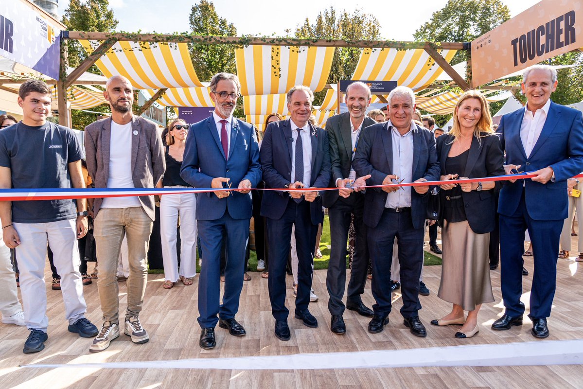 RenaudMuselier's tweet photo. À la Foire Internationale de Marseille, sur le stand de la Région Sud, la région du bonheur, on sent, voit, touche, écoute et goûte ce qui fait le sud.

Comptez sur la générosité des Provençaux, des Alpins et des Azuréens et venez goûter à notre bonheur. https://t.co/omw01rjlPp