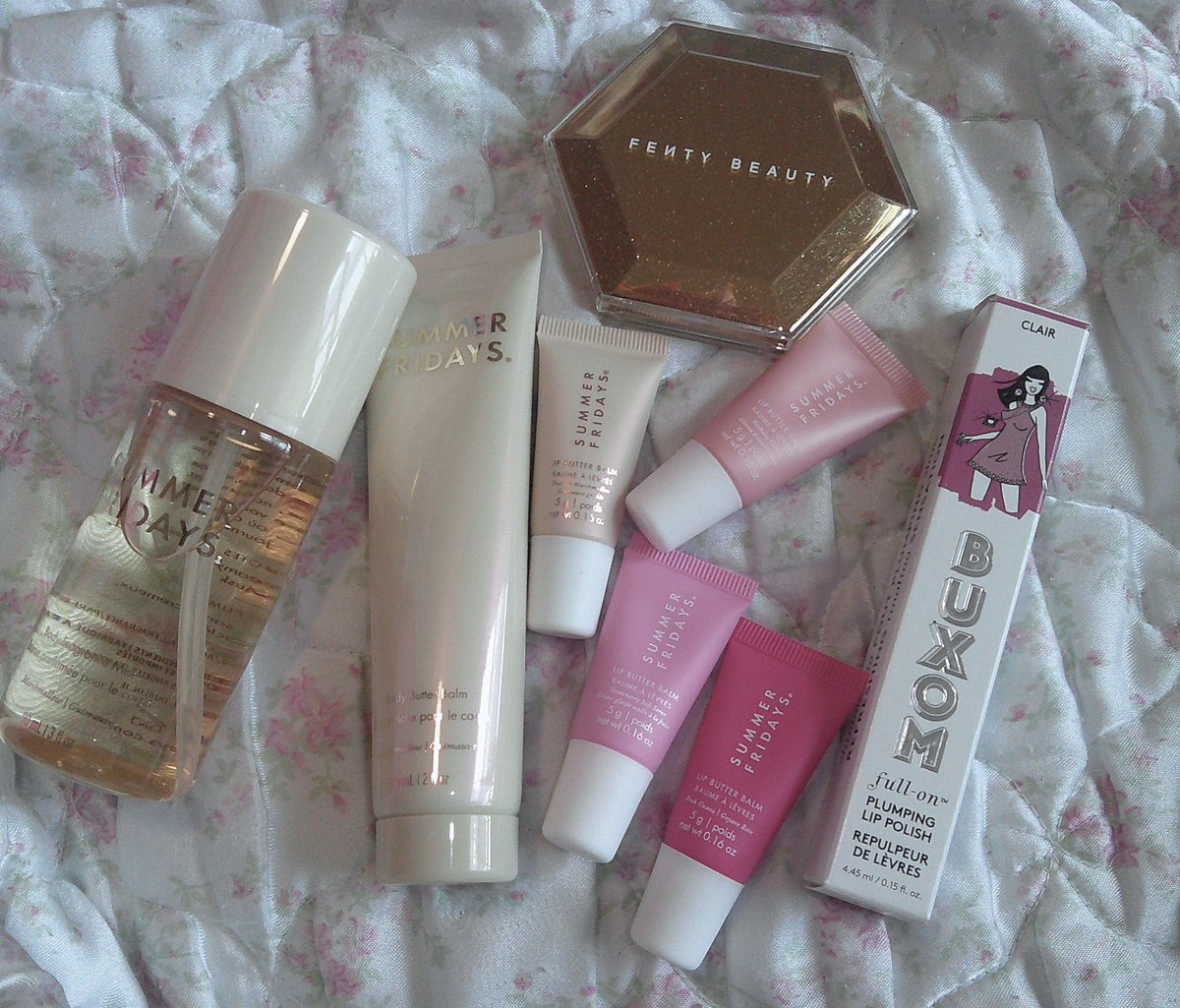 strawbunnybisou's tweet photo. the summer fridays marshmallow set is sooo yummy!! such a sweet fluffy marshmallow scent >_<💭🍦 plus the lotion has shimmer in it https://t.co/UQwSxU8sbi