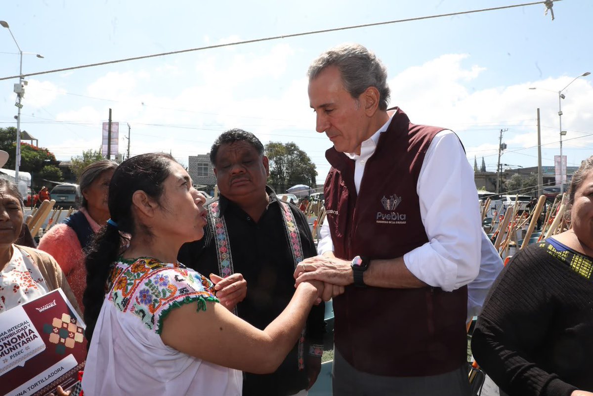 pepechedrauimx's tweet photo. Hoy entregamos máquinas, molinos, además herramientas a personas productoras de maíz y mezcal. A través de #PISEC, fortalecemos sus actividades productivas, impulsamos la economía de sus familias y respaldamos el trabajo de nuestras juntas auxiliares. 🌽🪏🚜

Apoyar a quienes producen en nuestra Capital es impulsar el desarrollo de sus comunidades. 🤝🏻