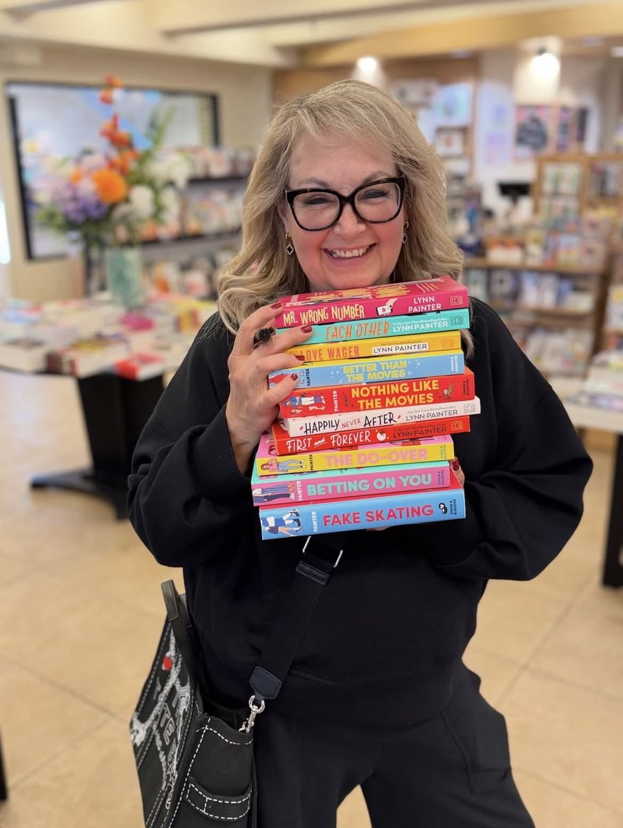 fakeskatingbr's tweet photo. ENTREVISTA: A autora Lynn Painter revela o que a inspirou a escrever o livro “Patinando no Amor”: 

WW: “Patinando no Amor acompanha essa obsessão da cultura pop pelo hóquei, que está em alta agora. Foi essa febre do hóquei que inspirou você a escrever o livro?”

LP: “Foi. É engraçado, porque quando eu estava pensando em qual seria meu próximo livro YA, pensei que escreveria um livro YA sobre hóquei, porque todos nós amamos romances de hóquei. Naquela época, eu não sentia que havia muitos livros assim.

Tenho vários primos legais em Minnesota, e minhas sobrinhas jogavam hóquei, então isso acabou sendo uma desculpa para ir até Minnesota, passar um tempo com meus primos, assistir a alguns jogos de hóquei e fazer uma pesquisa. Então fui para as Twin Cities e passei horas acompanhando os treinos de hóquei das escolas. Acabei me apaixonando por aquela comunidade do hóquei.

Em vez de ir a bares legais no centro da cidade depois dos jogos, todos os pais iam para o salão social croata e faziam todas essas coisas que eram completamente desconhecidas para mim. De repente, eu quis escrever a história de alguém que não cresceu nesse ambiente, que parecia tão legal, e imaginar como seria para alguém que não pertence àquele mundo chegar e fazer parte dele. Uma espécie de história sobre uma família encontrada.

Então, a história deixou de ser sobre um jogador de hóquei gostoso e passou a ser sobre duas pessoas que cresceram juntas, se afastaram e agora seus mundos estão colidindo novamente.

Foi um presente para mim, porque começou como um romance superficial e acabou se tornando uma história pela qual me apaixonei. Agora, eu gostaria de ter crescido em uma comunidade de hóquei em Minnesota.”