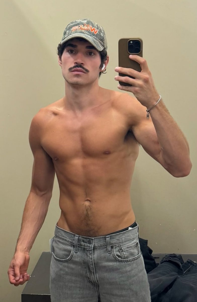 Tommylarghi's tweet photo. Princess Poppy really burned the wig and picked up the weights.
I need this type of glow up in my life.
#dragrace https://t.co/CiWtWM0Yy1