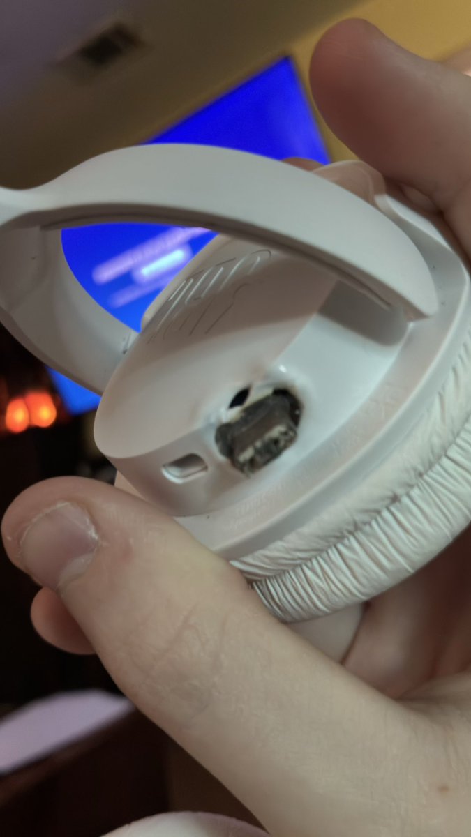 notbitq1's tweet photo. @JBLaudio pay me 800$ for the small fire that happened please and thank you https://t.co/3saMCJ33Ty