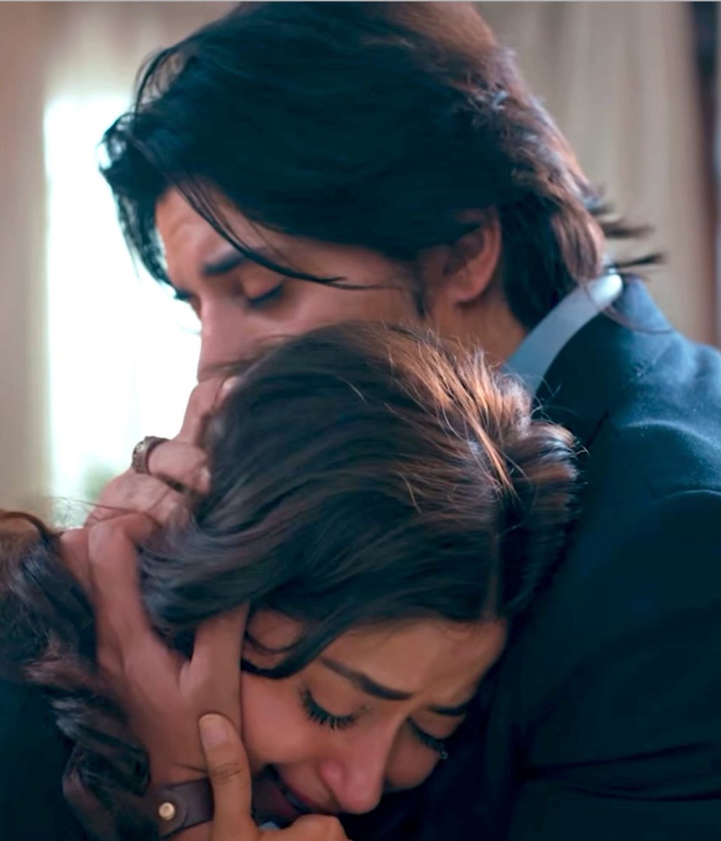 IbnatMysha4333's tweet photo. I wish I could erase #zanjeerain from my memory just to experience it all over again,their first meeting, that first eye contact, comforting each other, slowly falling in love, separation track and finally that iconic love confession. Ahhgg my #Sarbiya 😩💔😭 https://t.co/tR3lPjoVs5