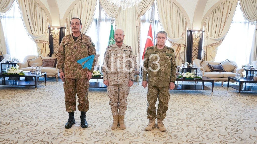 glalalgal's tweet photo. الاجتماع العاجل لـ رؤساء أركان الجيش #السعودي والتركي والباكستاني في #الرياض. https://t.co/rJeYdLQmBo