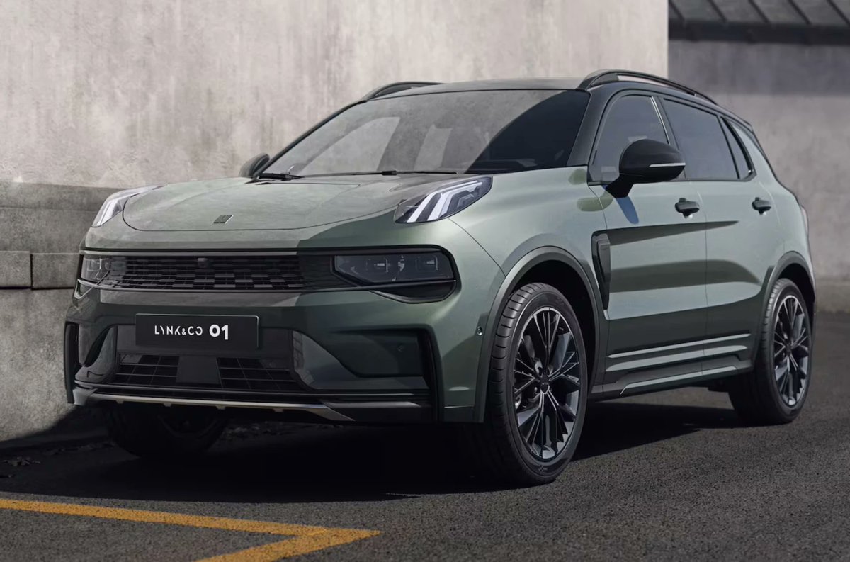 TechShiftPL's tweet photo. 🇨🇳🇸🇪 Lynk & Co w salonach #Volvo w styczniu 2027

Geely podpisało porozumienie z Volvo Cars dotyczące sprzedaży Lynk & Co w Europie. 

Lynk & Co zyska dostęp do sieci dealerów i serwisów Volvo, które będą wspierać sprzedaż i obsługę marki.

Lynk & Co = młodsze, bardziej technologiczne: dużo wyposażenia, odważny design, mocne PHEV/EV i zaplecze Geely + Volvo. 

Cenowo będzie zbliżone do Volvo, może trochę taniej ale nie znaczy że gorzej, a ja bym nawet powiedział że lepiej.

Pod kątem bezpieczeństwa będzie wszystko co w Volvo lub nawet więcej.

Do Polski na początku wejdą prawdopodobnie 3 modele:
Lynk & Co 01  SUV PHEV, najbardziej znany model marki w Europie
Lynk & Co 02  kompaktowy BEV, czyli pełny elektryk
Lynk & Co 08 większy SUV PHEV long-range, 

W trakcie 2027 roku:
Lynk & Co 07 GT  nowy shooting brake / sport touring

Dla mnie to bardzo fajna informacja, co sam jeżdżę Lynk Co 900, ale teog modelu na razie w Europie oficjalnie nie będzie.

Jeździłem również dość dużo modelem 08 i jest to rewelacyjne auto wielkością pomiędzy Volvo XC 60, a XC90.