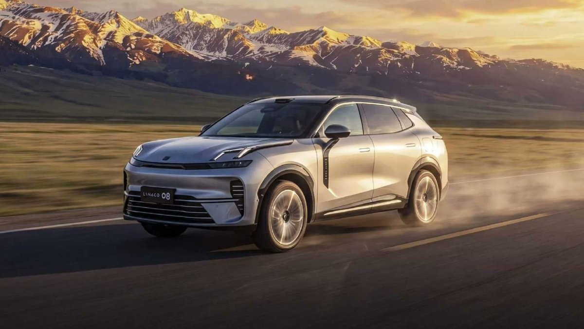 TechShiftPL's tweet photo. 🇨🇳🇸🇪 Lynk & Co w salonach #Volvo w styczniu 2027

Geely podpisało porozumienie z Volvo Cars dotyczące sprzedaży Lynk & Co w Europie. 

Lynk & Co zyska dostęp do sieci dealerów i serwisów Volvo, które będą wspierać sprzedaż i obsługę marki.

Lynk & Co = młodsze, bardziej technologiczne: dużo wyposażenia, odważny design, mocne PHEV/EV i zaplecze Geely + Volvo. 

Cenowo będzie zbliżone do Volvo, może trochę taniej ale nie znaczy że gorzej, a ja bym nawet powiedział że lepiej.

Pod kątem bezpieczeństwa będzie wszystko co w Volvo lub nawet więcej.

Do Polski na początku wejdą prawdopodobnie 3 modele:
Lynk & Co 01  SUV PHEV, najbardziej znany model marki w Europie
Lynk & Co 02  kompaktowy BEV, czyli pełny elektryk
Lynk & Co 08 większy SUV PHEV long-range, 

W trakcie 2027 roku:
Lynk & Co 07 GT  nowy shooting brake / sport touring

Dla mnie to bardzo fajna informacja, co sam jeżdżę Lynk Co 900, ale teog modelu na razie w Europie oficjalnie nie będzie.

Jeździłem również dość dużo modelem 08 i jest to rewelacyjne auto wielkością pomiędzy Volvo XC 60, a XC90.