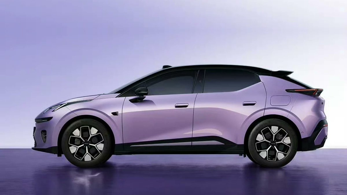 TechShiftPL's tweet photo. 🇨🇳🇸🇪 Lynk & Co w salonach #Volvo w styczniu 2027

Geely podpisało porozumienie z Volvo Cars dotyczące sprzedaży Lynk & Co w Europie. 

Lynk & Co zyska dostęp do sieci dealerów i serwisów Volvo, które będą wspierać sprzedaż i obsługę marki.

Lynk & Co = młodsze, bardziej technologiczne: dużo wyposażenia, odważny design, mocne PHEV/EV i zaplecze Geely + Volvo. 

Cenowo będzie zbliżone do Volvo, może trochę taniej ale nie znaczy że gorzej, a ja bym nawet powiedział że lepiej.

Pod kątem bezpieczeństwa będzie wszystko co w Volvo lub nawet więcej.

Do Polski na początku wejdą prawdopodobnie 3 modele:
Lynk & Co 01  SUV PHEV, najbardziej znany model marki w Europie
Lynk & Co 02  kompaktowy BEV, czyli pełny elektryk
Lynk & Co 08 większy SUV PHEV long-range, 

W trakcie 2027 roku:
Lynk & Co 07 GT  nowy shooting brake / sport touring

Dla mnie to bardzo fajna informacja, co sam jeżdżę Lynk Co 900, ale teog modelu na razie w Europie oficjalnie nie będzie.

Jeździłem również dość dużo modelem 08 i jest to rewelacyjne auto wielkością pomiędzy Volvo XC 60, a XC90.