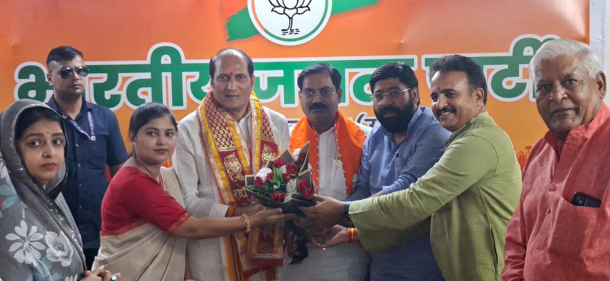 SureshRanaBJP's tweet photo. आज भाजपा कार्यालय बुलंदशहर पर आयोजित मा० जनप्रतिनिधिगणों की बैठक में रहना हुआ। https://t.co/v8eTHWxEdv