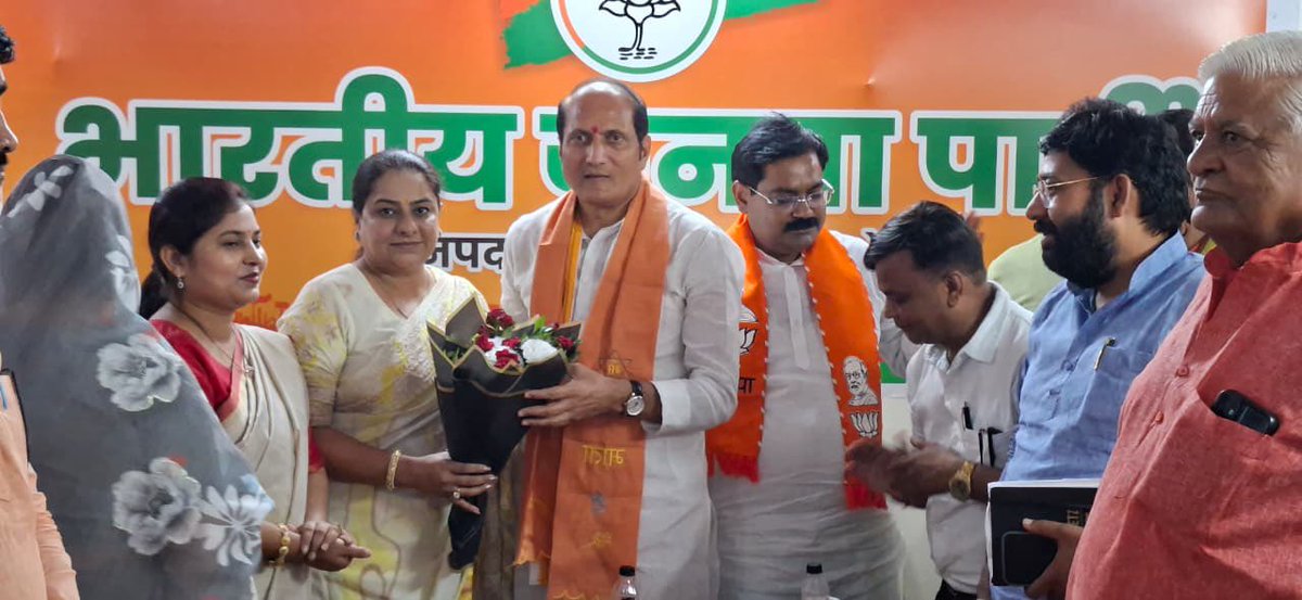 SureshRanaBJP's tweet photo. आज भाजपा कार्यालय बुलंदशहर पर आयोजित मा० जनप्रतिनिधिगणों की बैठक में रहना हुआ। https://t.co/v8eTHWxEdv