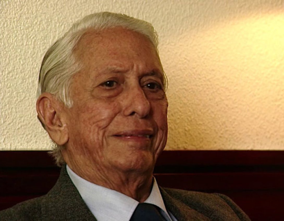 CncaAzcuba's tweet photo. En el aniversario 105 de su natalicio, este 25 de septiembre, rendimos tributo a Cintio Vitier, quien con su amor por #Cuba y a la obra de #JoséMartí, defendió la cultura y la identidad nacional, y su ejemplo nos sigue iluminando como "ese sol del mundo moral". #CNCA #Azucareros https://t.co/HLu5D7LKrH