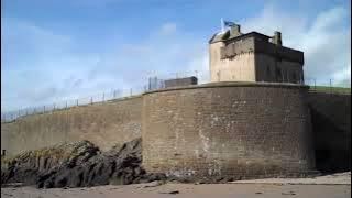 tourscotland's tweet photo. In my cottage in cloudy Scone. #Perthshire. Tour #Scotland 4K early #Autumn travel video Blog of the beach and castle by the #Tay #Estuary on #ancestry, #history visit and trip to the coast of #Broughty #Ferry. Castle built on a rocky promontory in 1495 https://t.co/j4oCrcMpfo https://t.co/5hkjHO2IZv