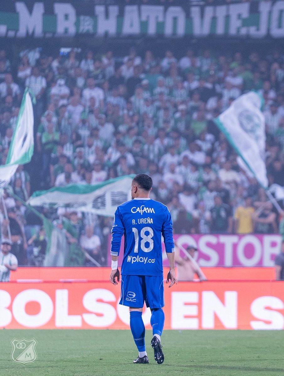 FabiRockr's tweet photo. Que FOTÓN 
 Pitbull 💙🤍 https://t.co/mvxBe3gyJS