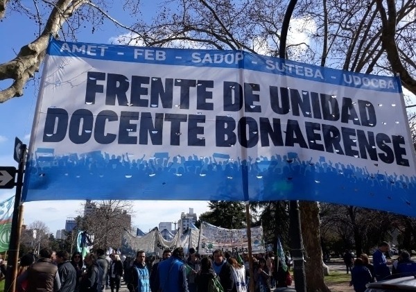 LaFEB's tweet photo. 📣 EL FUDB DEMANDÓ LA URGENTE CONTINUIDAD DE LA PARITARIA PARA AVANZAR EN MEJORAS SALARIALES Y LABORALES

📌Comunicado completo👇
https://t.co/6WWrJzqLtk https://t.co/GYnzTqYBoq
