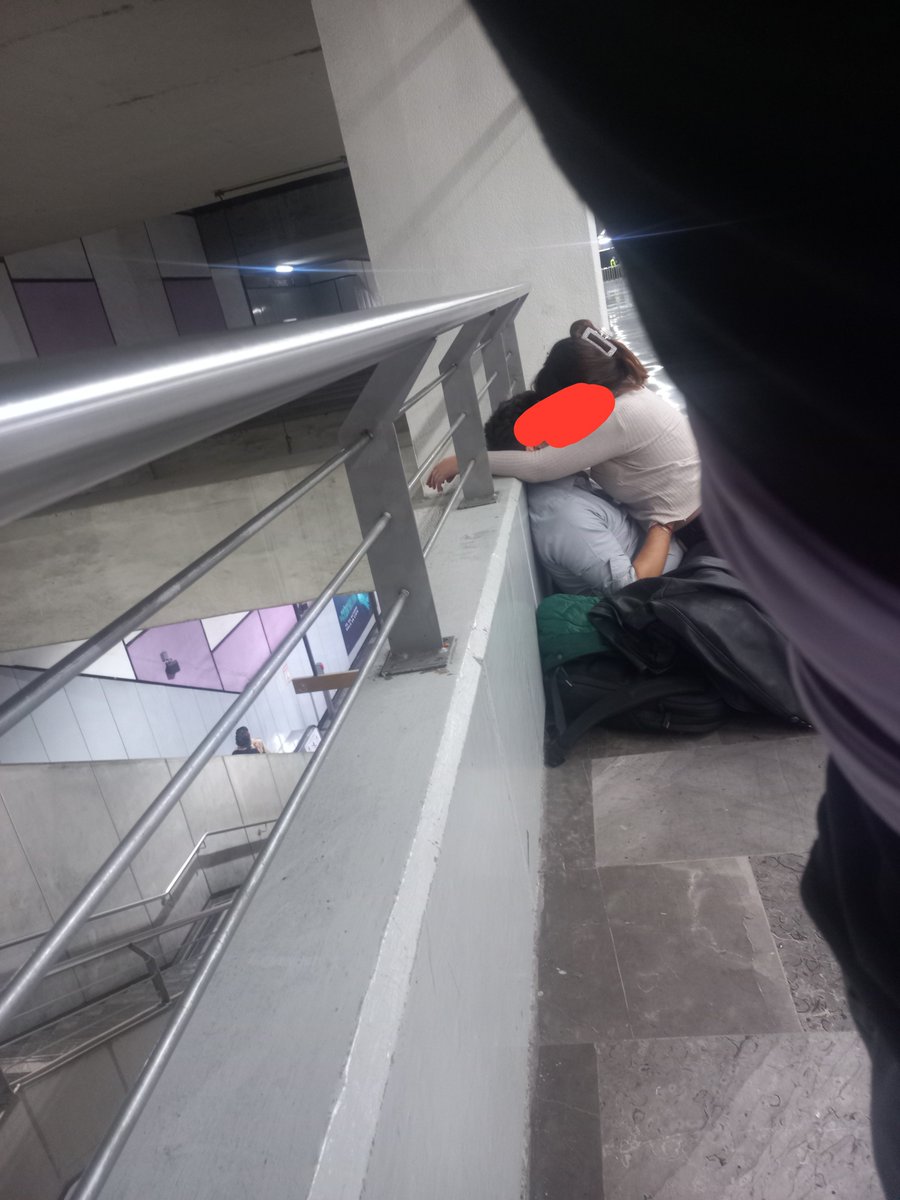 BellakoRuiz's tweet photo. Ahora en las instalaciones del @MetroCDMX hotelito gratis. @MetroCDMX avisen de a cuánto por 4 horas y si regalan los condones o uno los lleva.
Peor los polis pasan y ni les dicen nada. https://t.co/Hh1YaR2t99