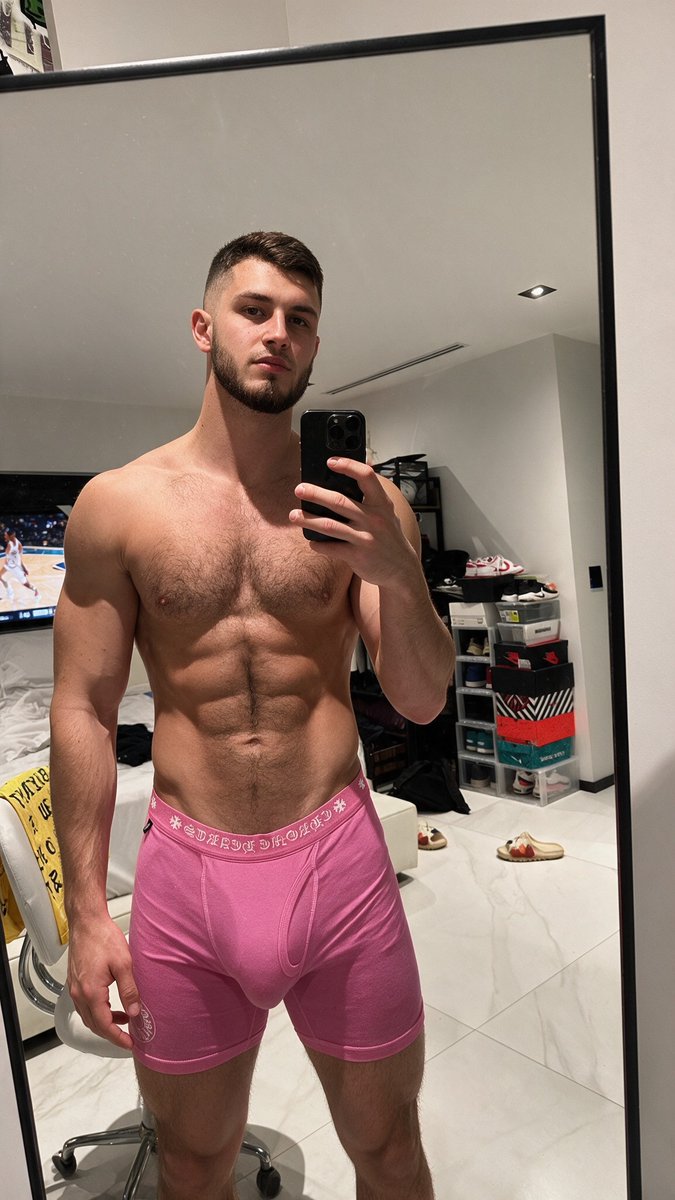 TxT030419's tweet photo. Do you like my chest? 😏 https://t.co/gk1PDGDjmX