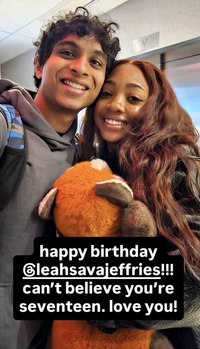 LeahSavaBrasil's tweet photo. Owww, essa foto! 🥹

“Feliz aniversário!!!
Não acredito que você já tem dezessete anos. Te amo!”

Via @/aryansimhadri (Instagram) https://t.co/6ajsavLKYz
