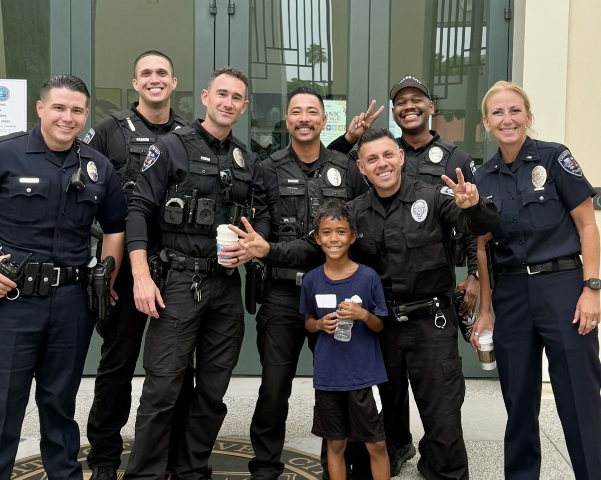 Culver_cityPD's tweet photo. Came to City Hall for the field trip. 

Left with 7 new besties.

Networking skills: already elite in elementary school https://t.co/OnFxu5WuwQ