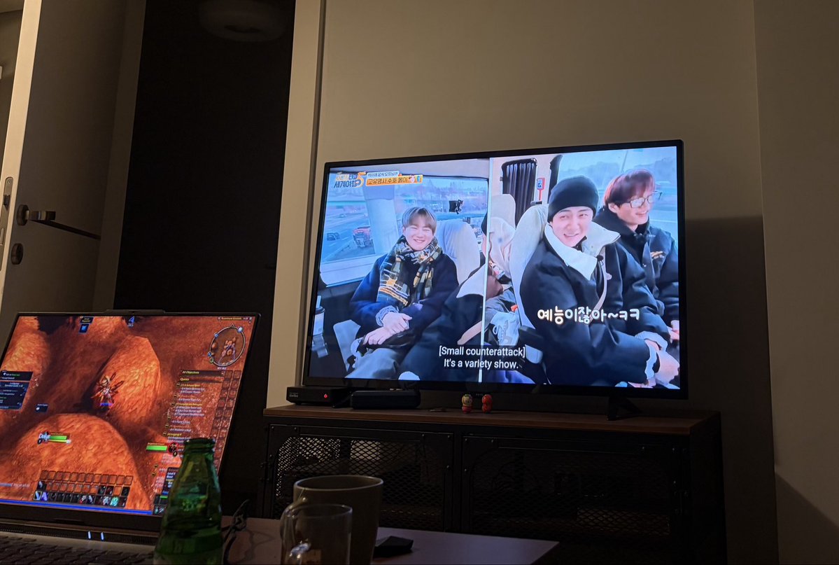 xun094's tweet photo. Watching exo while my bf play games https://t.co/A66nmKNdAi
