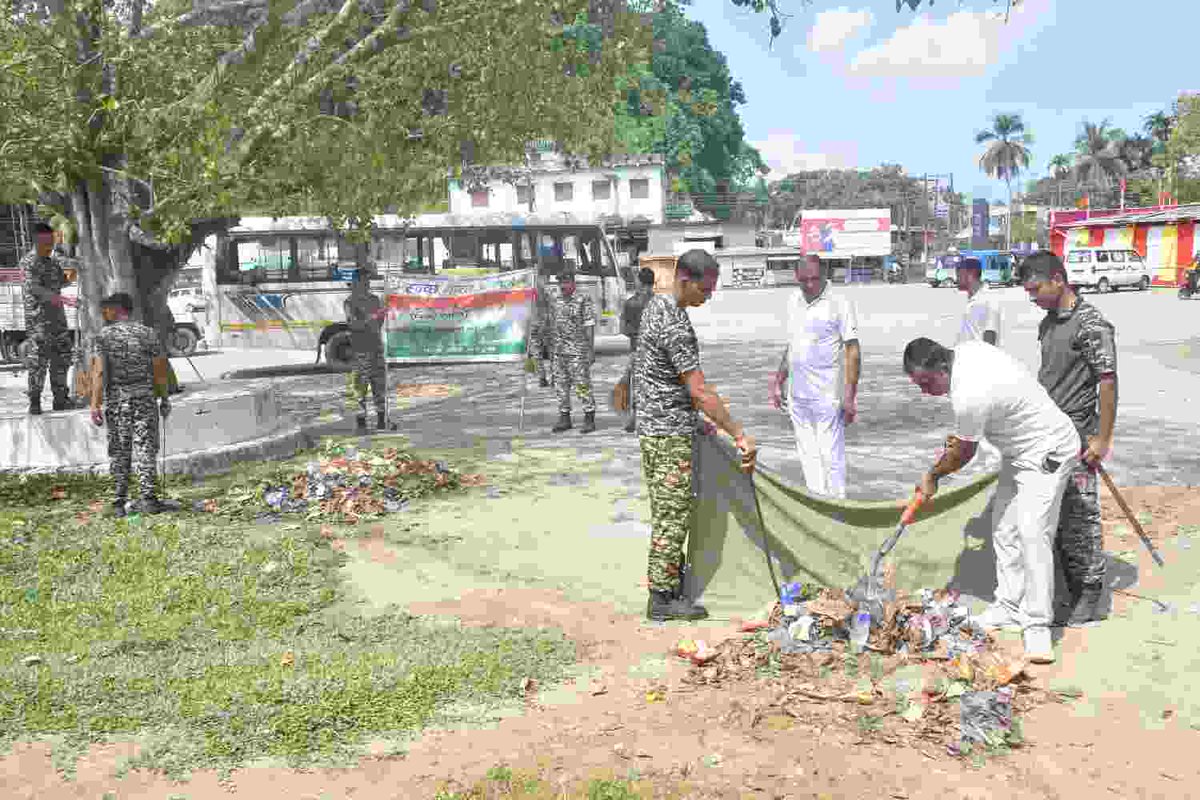 crpf140bn's tweet photo. 140 Bn CRPF Conducted Swachhata Abhiyan at Ambassa Bus stand and Railway Staion under the swachhata hi seva 2026 campaign. https://t.co/J5JQsAfpwd