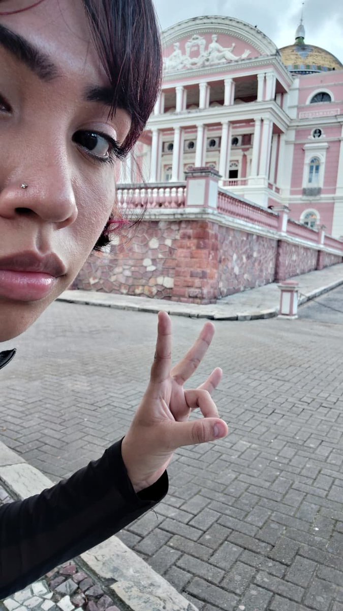 sacanasf's tweet photo. A diva no ponto de encontro https://t.co/u4EgeKFh6Z