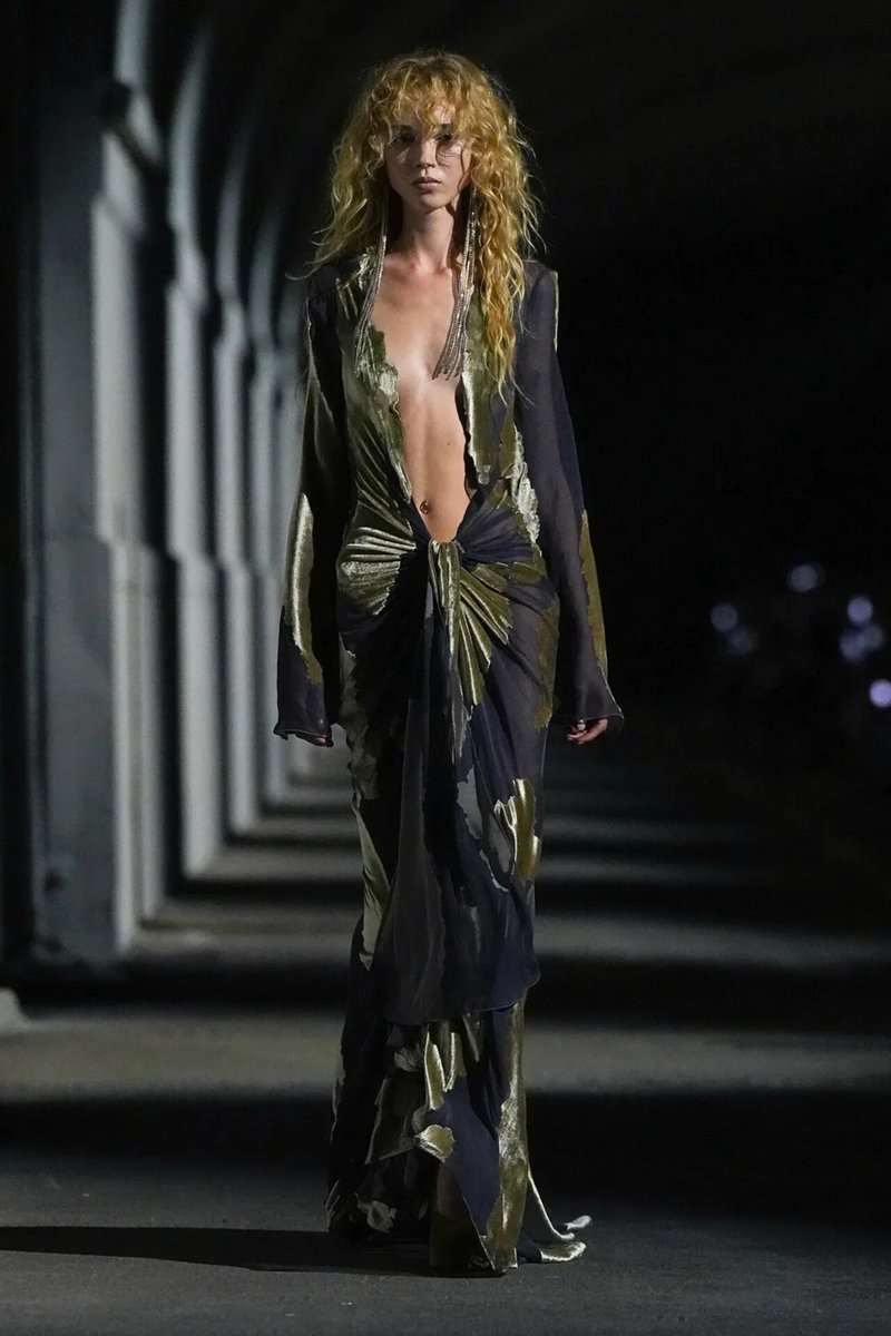 kendam_com's tweet photo. The Attico Spring Summer 2027 collection runway presented at Milano Fashion Week SS27 (September 25, 2026) https://t.co/5YQAiXq7t2
- - -
#TheAttico #SS27 #Runway #FashionWeek #MFWSS27 #Kendam https://t.co/p6fn5likj8