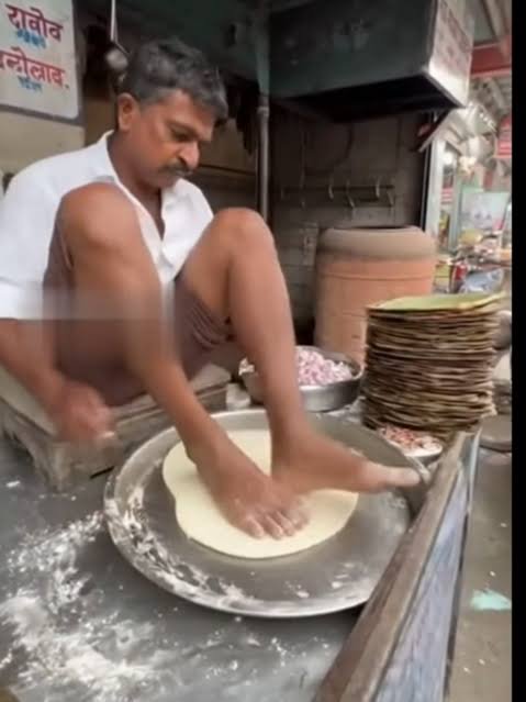 ParadonaV2's tweet photo. @SanMarinoTeam Empataron contra un pais que preparan la comida con los pies y defecan en la calle JAJAJAJ https://t.co/mNB5Il4ImP
