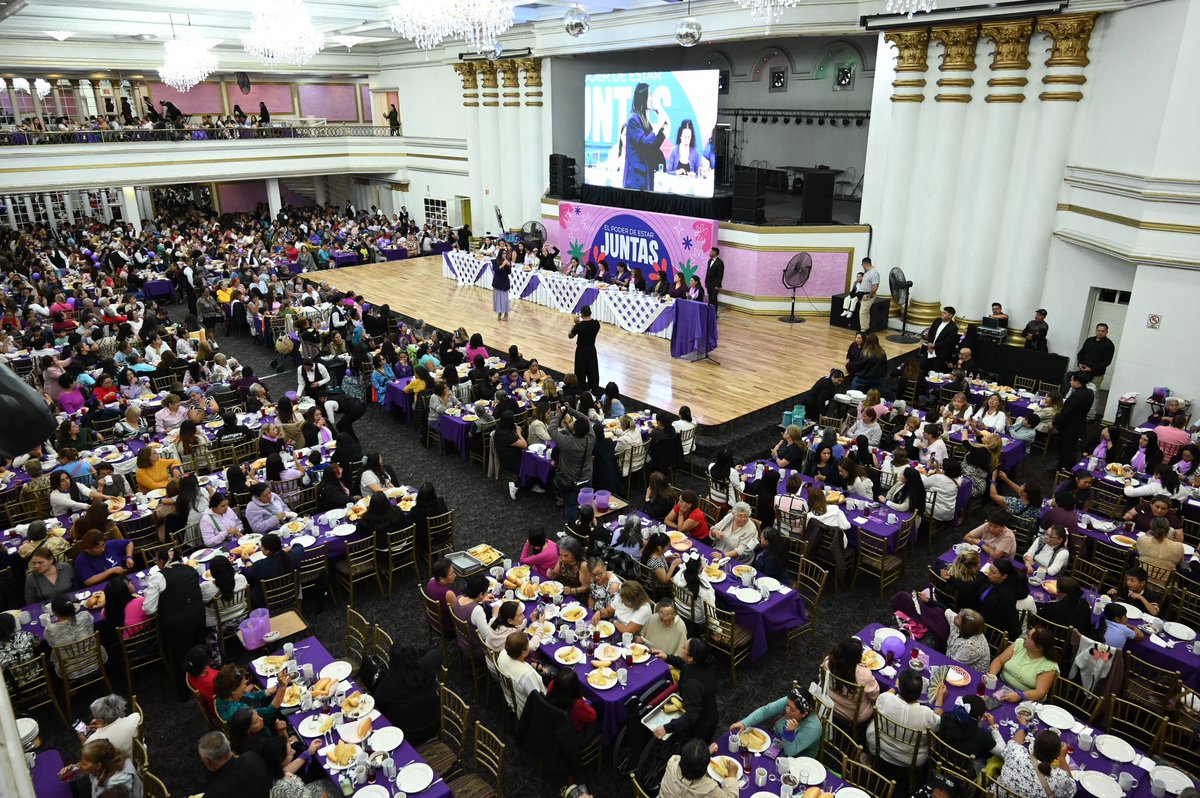 AlessandraRdlv's tweet photo. Más de 2,000 mujeres de Cuauhtémoc reunidas, organizadas y con una cosa muy clara: cuando las mujeres nos encontramos, nos escuchamos y caminamos juntas, no hay quien nos pare.

Aquí las mujeres no somos discurso ni cuota. Somos fuerza, somos comunidad y estamos al frente.

Y esto apenas empieza. 🔥