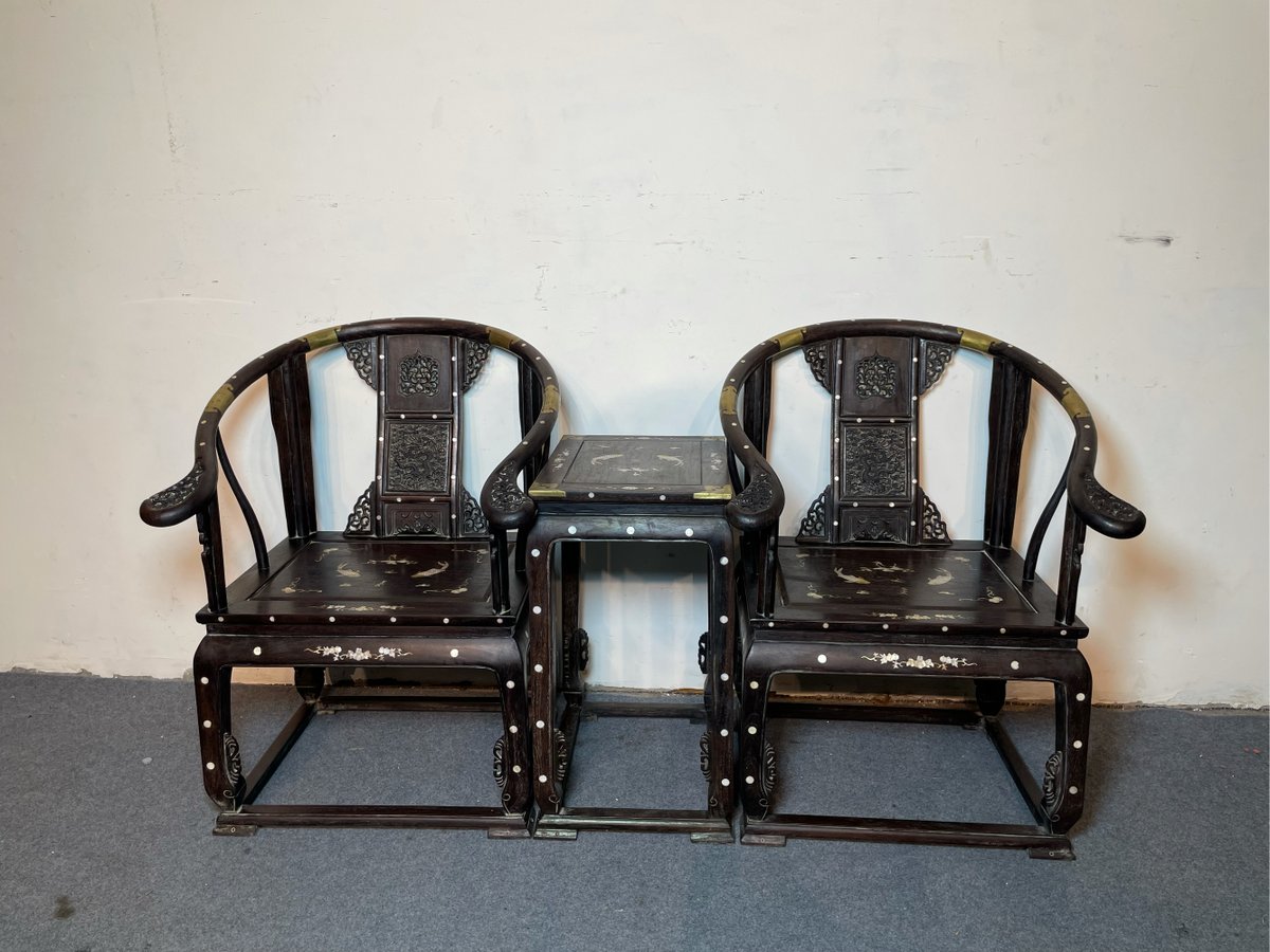 algif701258v1's tweet photo. I went to a small shop in Linyi and found a unique wooden chair that's so precious! https://t.co/yZUTLj6iYj