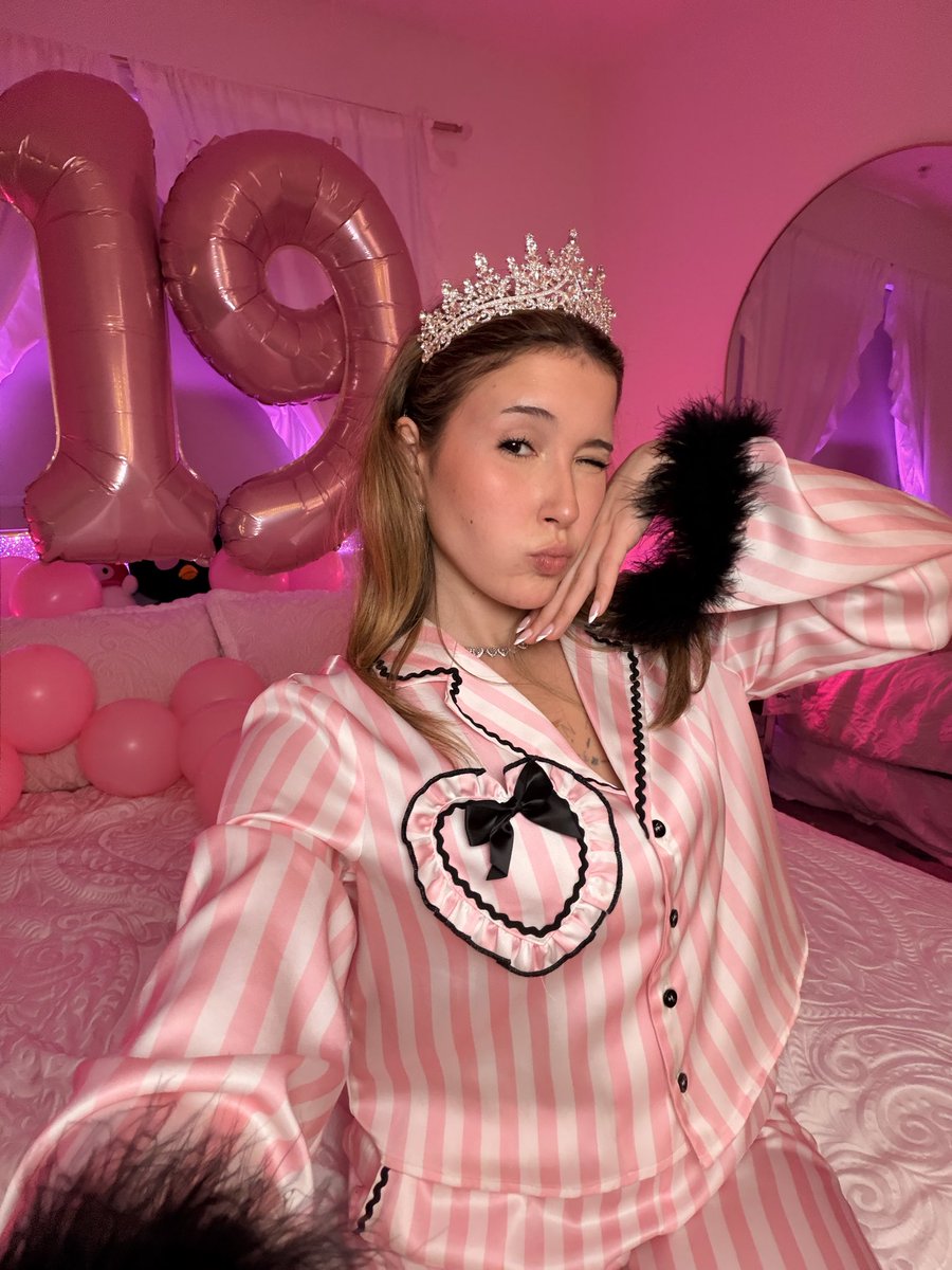 tthaliaroxa's tweet photo. no one likes my face pics but imma post it anyways😚 https://t.co/EbALPQey7p