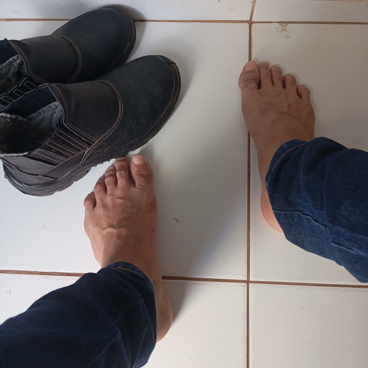 DiscretoMaloka's tweet photo. Pés 42 de macho trabalhador! 🦶🏼

https://t.co/SFm3jA9stg

#pes #pés #pé #fetiche #calçado #chulé #butina #boy #OnlyFans #trabalhador #Pés #Feet #feet #Brasil https://t.co/ReCC78B8cU
