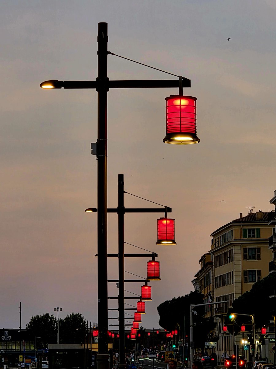 cd_land's tweet photo. Happy hour et golden hour.
#jaimemonquartier
#Garibaldi #PortdeNice https://t.co/IOndQjZuc5