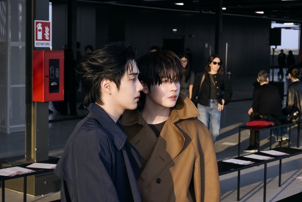 DomundiTV's tweet photo. MOSCHINO IN THE MOMENT 📷 

Tle @TLE_mtm and FirstOne @firstone_wnk experience the distinctive world of MOSCHINO at the SS 2027 Show, from its bold setting to the house’s signature playful spirit at Milan Fashion Week. ✨

TLE FIRSTONE AT MFW 2027
#MOSCHINOSS27xTLEFIRSTONE
#MOSCHINO @Moschino
#TLE_mtm #Firstone