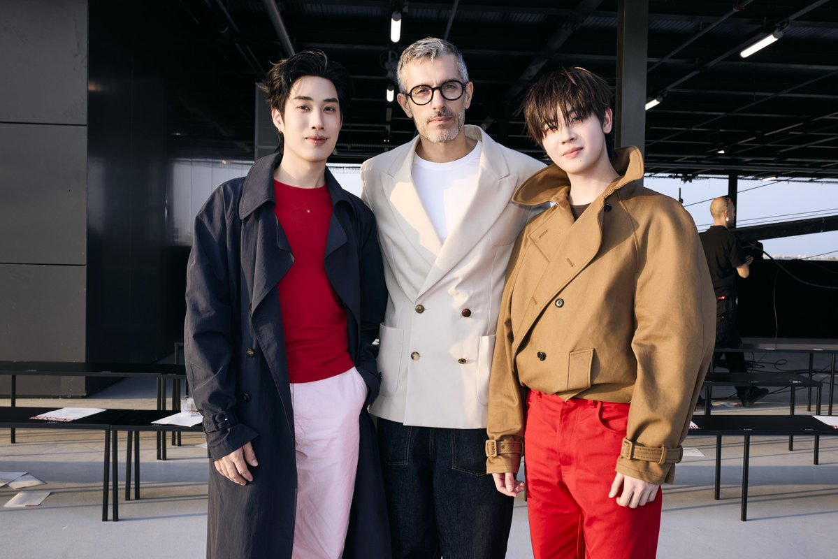DomundiTV's tweet photo. MOSCHINO IN THE MOMENT 📷 

Tle @TLE_mtm and FirstOne @firstone_wnk experience the distinctive world of MOSCHINO at the SS 2027 Show, from its bold setting to the house’s signature playful spirit at Milan Fashion Week. ✨

TLE FIRSTONE AT MFW 2027
#MOSCHINOSS27xTLEFIRSTONE
#MOSCHINO @Moschino
#TLE_mtm #Firstone
