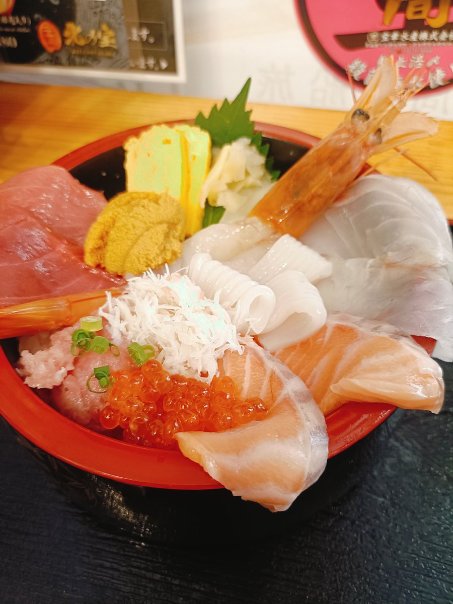 hit2neo's tweet photo. さっぽろ朝市🐟️🦑🦐

美味しい海鮮丼をいただいて、お土産海鮮もあれこれ購入。 https://t.co/j9GefXfVPt