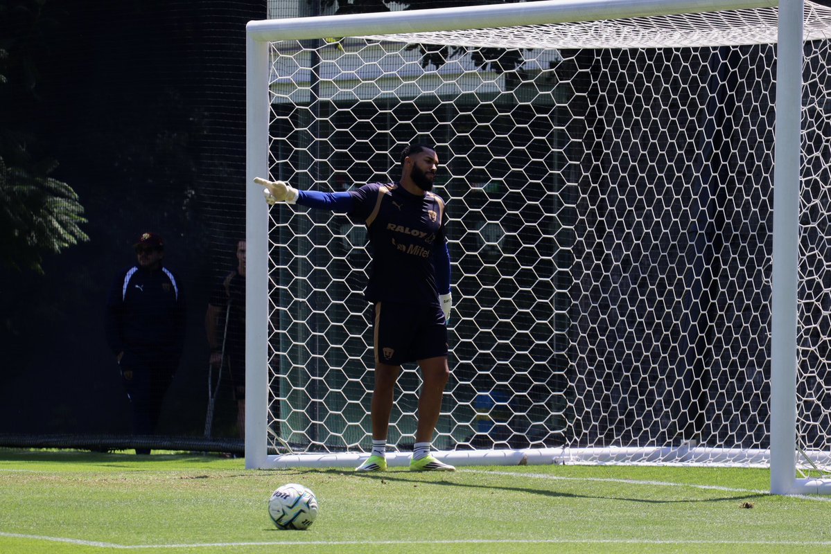 AnalisisPuma's tweet photo. Buen ánimo en el entrenamiento de Pumas.

Al final, Juninho estuvo de portero y Alan Medina lo venció.

Logramos ver a Sebastián Córdova en muletas. ¡Pronta recuperación! https://t.co/kp6vlnNFOw