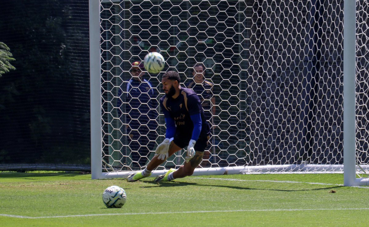 AnalisisPuma's tweet photo. Buen ánimo en el entrenamiento de Pumas.

Al final, Juninho estuvo de portero y Alan Medina lo venció.

Logramos ver a Sebastián Córdova en muletas. ¡Pronta recuperación! https://t.co/kp6vlnNFOw