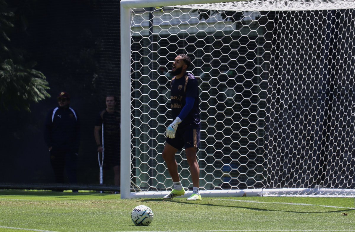 AnalisisPuma's tweet photo. Buen ánimo en el entrenamiento de Pumas.

Al final, Juninho estuvo de portero y Alan Medina lo venció.

Logramos ver a Sebastián Córdova en muletas. ¡Pronta recuperación! https://t.co/kp6vlnNFOw