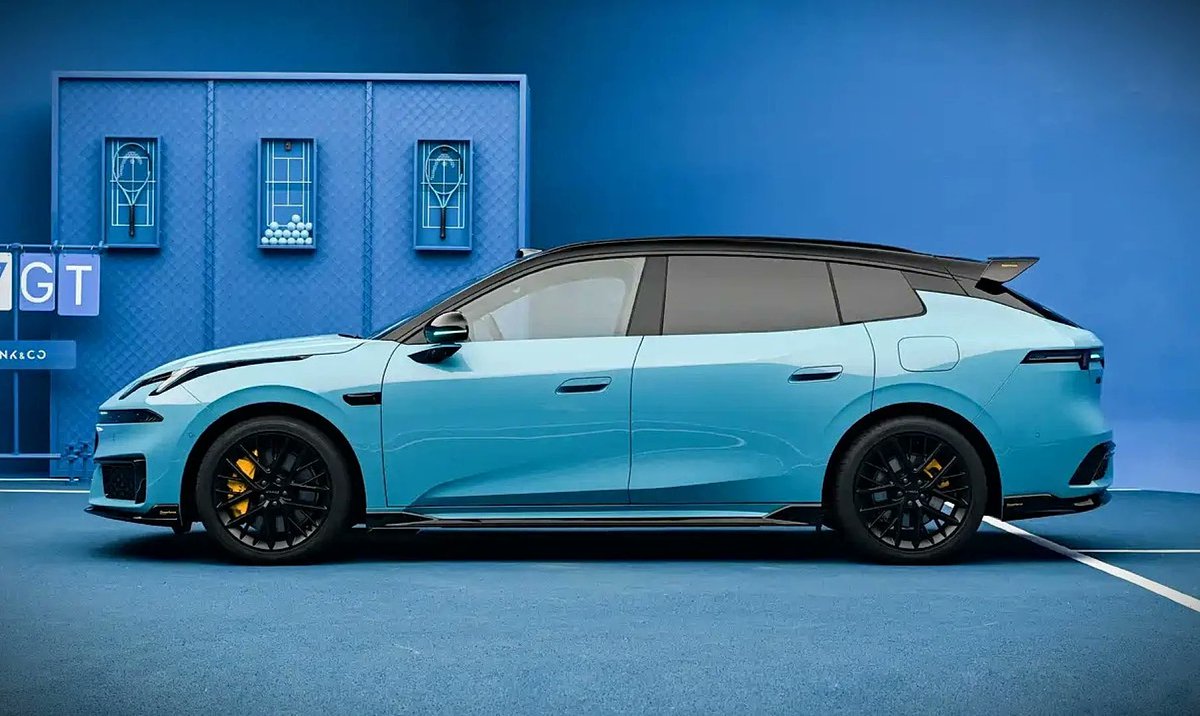TechShiftPL's tweet photo. 🇨🇳🇸🇪 Lynk & Co w salonach #Volvo w styczniu 2027

Geely podpisało porozumienie z Volvo Cars dotyczące sprzedaży Lynk & Co w Europie. 

Lynk & Co zyska dostęp do sieci dealerów i serwisów Volvo, które będą wspierać sprzedaż i obsługę marki.

Lynk & Co = młodsze, bardziej technologiczne: dużo wyposażenia, odważny design, mocne PHEV/EV i zaplecze Geely + Volvo. 

Cenowo będzie zbliżone do Volvo, może trochę taniej ale nie znaczy że gorzej, a ja bym nawet powiedział że lepiej.

Pod kątem bezpieczeństwa będzie wszystko co w Volvo lub nawet więcej.

Do Polski na początku wejdą prawdopodobnie 3 modele:
Lynk & Co 01  SUV PHEV, najbardziej znany model marki w Europie
Lynk & Co 02  kompaktowy BEV, czyli pełny elektryk
Lynk & Co 08 większy SUV PHEV long-range, 

W trakcie 2027 roku:
Lynk & Co 07 GT  nowy shooting brake / sport touring

Dla mnie to bardzo fajna informacja, co sam jeżdżę Lynk Co 900, ale teog modelu na razie w Europie oficjalnie nie będzie.

Jeździłem również dość dużo modelem 08 i jest to rewelacyjne auto wielkością pomiędzy Volvo XC 60, a XC90.
