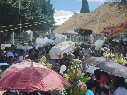 DespiertaPue's tweet photo. 🚨¡Alcalde de Tecamachalco pide justicia tras el asesinato de su hijo!

El presidente municipal Mateo Hernández exigió justicia luego de que su hijo fuera secuestrado y asesinado. 

 https://t.co/Bbl0EFloOY

#Tecamachalco #Puebla #Justicia #Seguridad #DespiertaPuebla https://t.co/C5Fvws0xQI