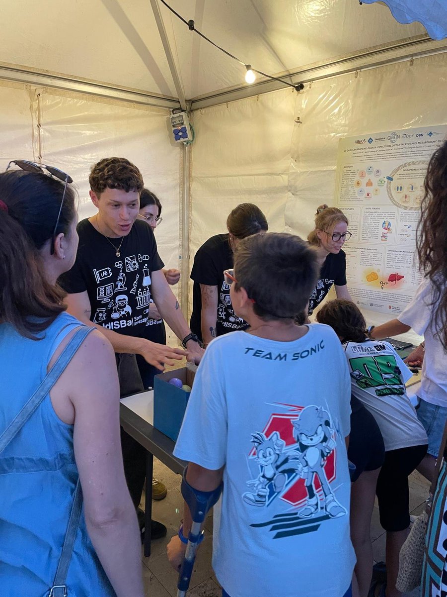 idisbaib's tweet photo. 🔬✨ Avui la ciència ha sortit al carrer amb la #NitRecerca2026!
Des de l’IdISBa hem compartit experiments, contes i curiositats sobre ciència i salut. 🧬🧪

❤️ Gràcies per acostar-vos-hi! https://t.co/F9VqJb4I7b