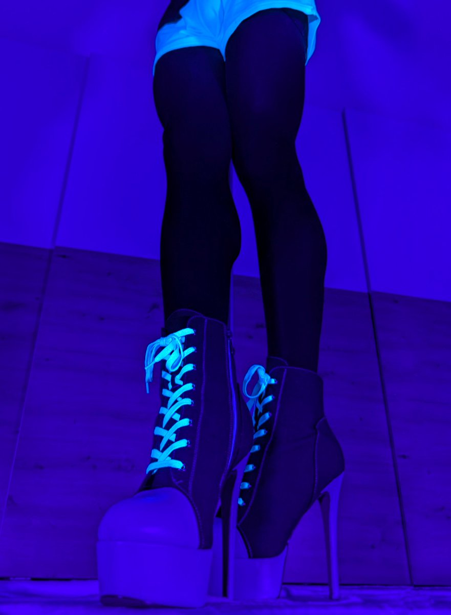 Astral_3x's tweet photo. In this blacklight, the black hold-ups look just as insane as the white ones. Absolutely stunning, isn’t it? 🖤

#PlatformHeels #HighHeelsLovers #LegsInHeels #OOTD #MenInHeels #Crossdresser https://t.co/v2fbZsc9Sl