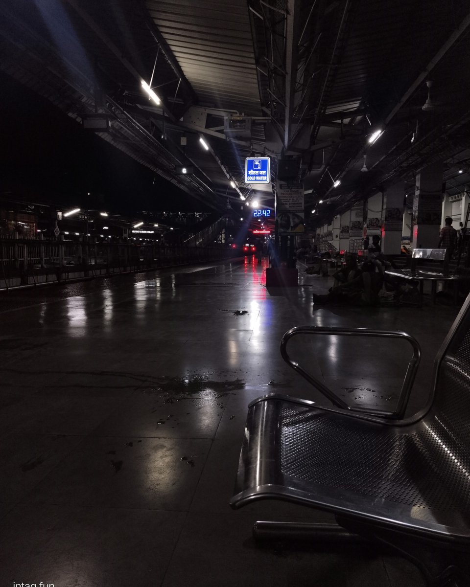 BebeKordish's tweet photo. Late-night platform, cool breeze, endless thoughts—pure nostalgia in motion. https://t.co/sADDZzA5Qp
