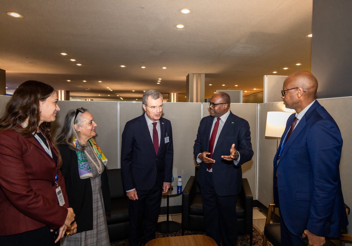 PrimatureRwanda's tweet photo. Today in New York, Prime Minister Nsengiyumva met with H.E. Christophe Mirmand, Minister of State and Head of Government of the Principality of Monaco.

The two leaders discussed ways to strengthen relations between Rwanda and Monaco and explored opportunities to expand cooperation in areas of mutual interest.
--------------------
Uyu munsi, i New York, Minisitiri w’Intebe Nsengiyumva yagiranye ibiganiro na Nyakubahwa Christophe Mirmand, Umukuru wa Guverinoma ya Monaco.

Aba bayobozi bombi baganiriye ku buryo bwo kurushaho gushimangira umubano hagati y’u Rwanda na Monaco, ndetse banarebera hamwe amahirwe yo kwagura ubufatanye mu nzego zifitiye inyungu impande zombi.