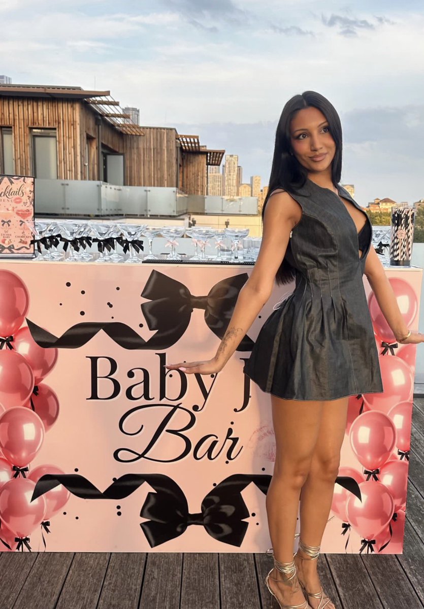 zzzee_9's tweet photo. Birthday girl 🥰 

#javan #loveislanduk https://t.co/XeVK1PuF0z