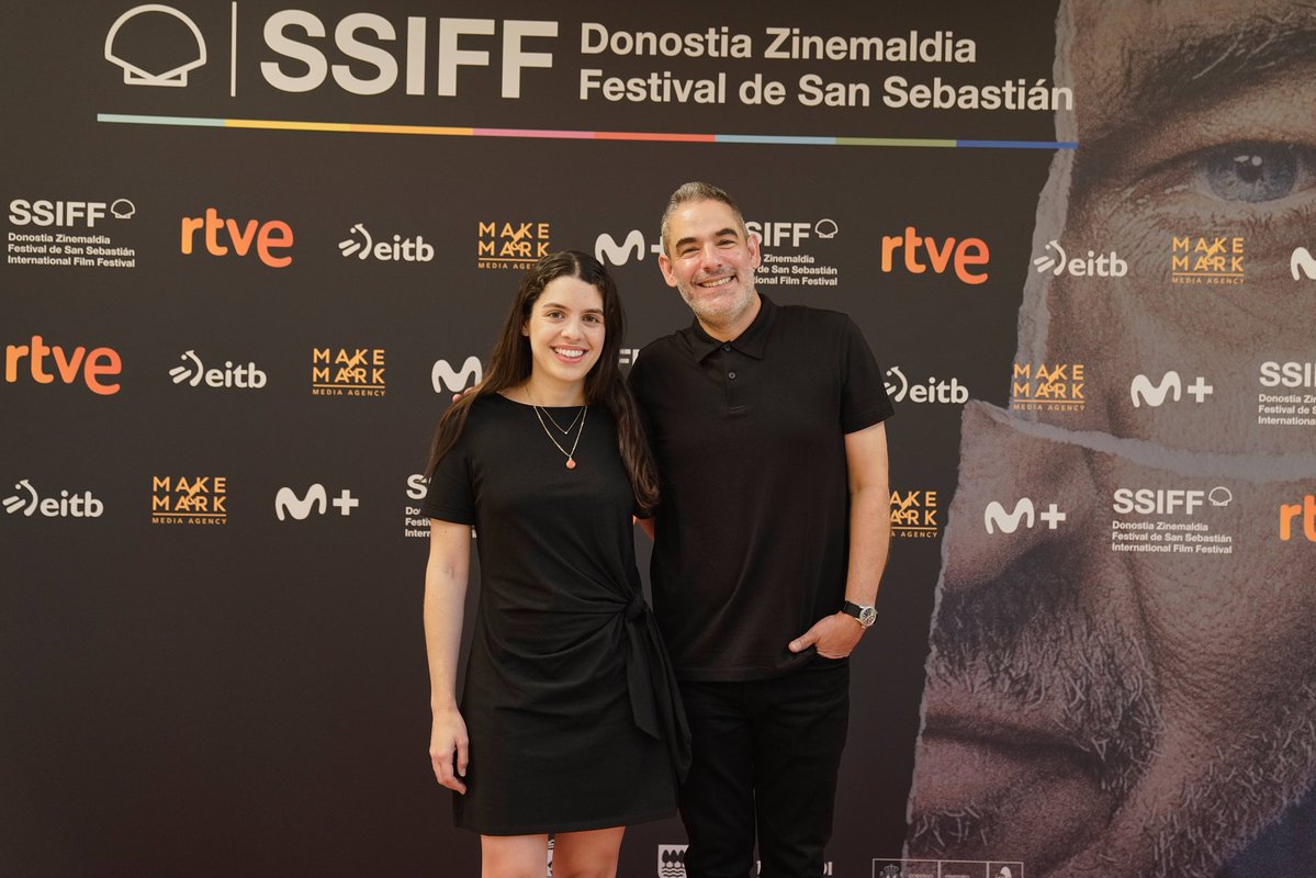 sansebastianfes's tweet photo. #74SSIFF #HorizontesLatinos 💛 El mexicano @FernandoEimbcke (Concha de Plata a la mejor dirección 2013) ha presentado en #HorizontesLatinos su último trabajo, MOSCAS, galardonado con el Premio de la Industria #WIPLatam 2025 y estrenado a concurso en la #Berlinale2026. Sigue a una mujer de 55 años que debe lidiar con la soledad, la precariedad y una intervención quirúrgica que no se puede costear. Compite por el #PremioHorizontes Make & Mark.

[ENG] 💛 Mexican filmmaker #FernandoEimbcke (2013 Best Director-Silver Shell) presented MOSCAS / FLIES, winner of the #WIPLatam Industry Award 2025. In the film, presented this year in competition at the Berlinale, a 55-year-old woman is faced with loneliness, her precarious situation and an operation she can’t afford. In competition for the Make & Mark Horizontes Award.

[EUS] 💛 Fernando Eimbckek #Moscas aurkeztu du Horizontes Latinosen. Iaz WIP Latam Industria Saria irabazi zuen eta aurten Berlinalen lehiatu den lan honek bakardadeari, prekarietateari eta ordaindu ezin duen ebakuntza kirurgiko bati aurre egin behar dion 55 urteko emakume baten istorioa kontatzen digu. Horizontes Saria eskuratzeko lehian dago.