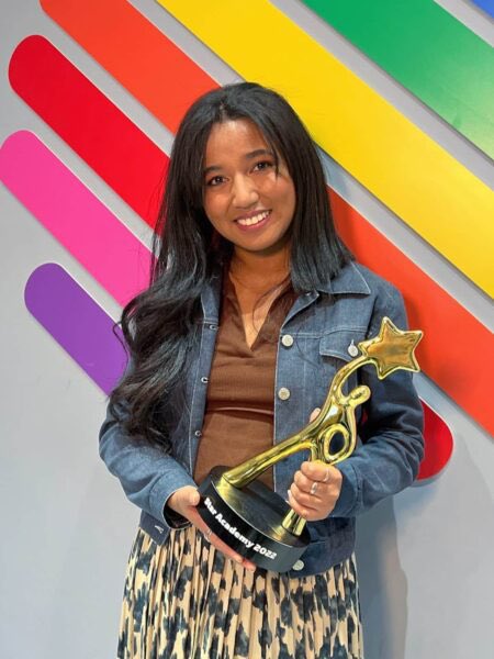 PopCraveFR's tweet photo. Anisha Jo, gagnante de la Star Academy 2022, se produit au Stade de France devant le pape Léon XIV et 80 000 personnes. https://t.co/Caoy65ttTO
