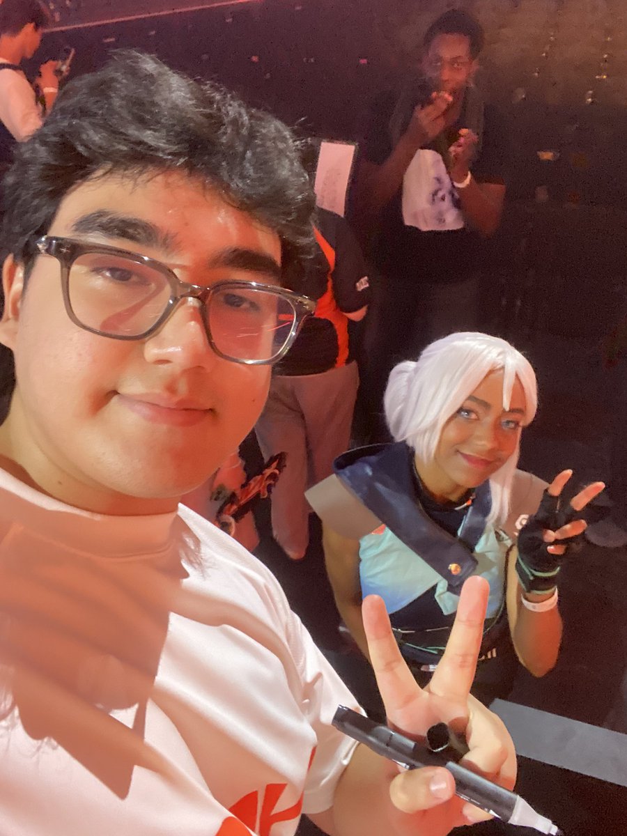 y0riina's tweet photo. @NRGgg won today so i’m sharing this cool photo with @keikofps taken at EWC in Paris this summer 🔥 https://t.co/yeKIyDLivn